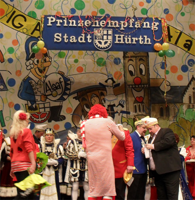 Ein schönes karnevalistisches Fest der Gemeinsamkeit aller BürgerInnen ist jedes Jahr der Prinzenempfang unseres Bürgermeisters Walther Boecker. Alle Dreigestirne und Prinzenpaare aus Hürth waren gekommen und es war eine Pracht für alle Sinne. 