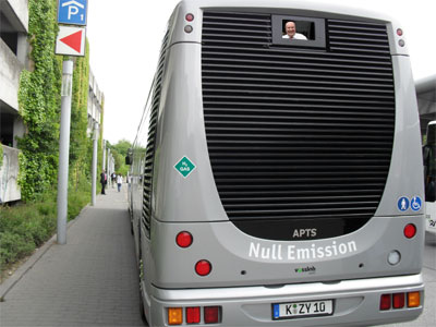 Amsterdam und Hürth - Hermülheim haben ihn. Den europaweit ersten 18 Meter wasserstoffangetriebenen Bus. Am Fernsehfenster mit Ortsvorsteher-News (Satire!), siehe oben, wird noch gearbeitet.