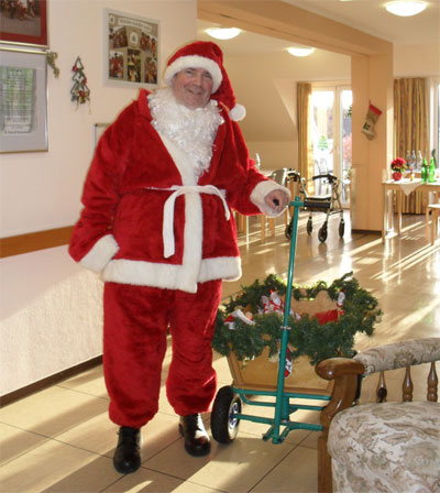 Der Nikolaus (alias David Boventer) ist wieder da - bei der AWO im Rudi-Tonn-Haus habe ich zusammen mit der Hürther AG der AWO OVs Geschenke verteilt und bei der Caritas im Anna-Haus war ich wieder wie jedes Jahr Nikolaus. Es hat wieder viel Spaß gemacht! 