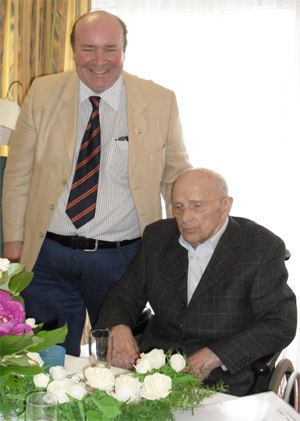 Karl Klett wurde heute 100 Jahre alt im Seniorenzentrum Anna-Haus in Hürth-Hermülheim. Bei einer schönen Feier mit Familie, Freunden und Mitarbeitern der Caritas habe ich natürlich gerne gratuliert und die besten Wünsche unseres Bürgermeisters Walther Boecker überbracht.
