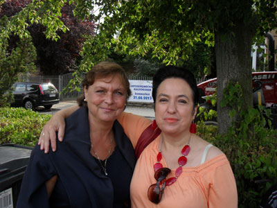 Hermülheimer und Kalschürener Mädels Angelika Kwiatkowski und Panagiota Boventer bei dem Sommerfest der Ortsgemeinschaft Kalscheuren